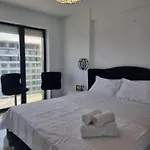 Queen Of The Sea- Endless Summer Mamaia Nord Apartment